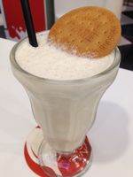 Nyam! Beef Burger Juicy Dinikmati Bersama Milkshake Biskuit Regal