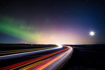 Malam hari menjadi waktu favorit bagi Zeller untuk beraksi dengan kameranya. (kredit foto: Neil Zeller)