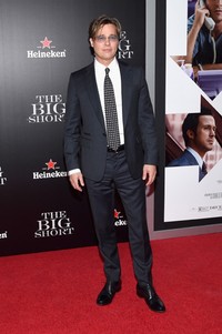 Tiba di lokasi acara, Brad Pitt tampil sangat necis mengenakan setelan jas berwarna biru gelap. Astrid Stawiarz/Getty Images/detikFoto.