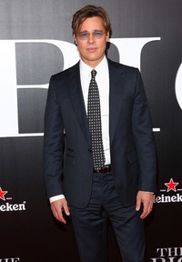 Pose Brad Pitt di depan kamera. Astrid Stawiarz/Getty Images/detikFoto.