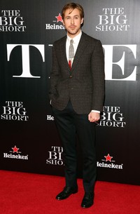 Tak jauh berbeda dengan Pitt, Ryan Gosling juga kenakan suit yang membuatnya terlihat keren. Astrid Stawiarz/Getty Images/detikFoto.