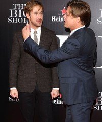 Pitt terlihat menyapa Gosling saat tiba di lokasi acara. Astrid Stawiarz/Getty Images/detikFoto.