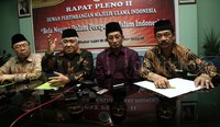 Ketua MUI Din Syamsuddin (kedua kiri) memberikan keterangan pers usai Rapat Pleno II Dewan Pertimbangan MUI didampingi Wakil Ketua Nazarrudin Umar (kanan), Wakil Ketua Didin Hafidhuddi (kiri) dan Sekretaris Natsir Zubaidi di Gedung MUI, Jakarta, Kamis (26/11/2015).
