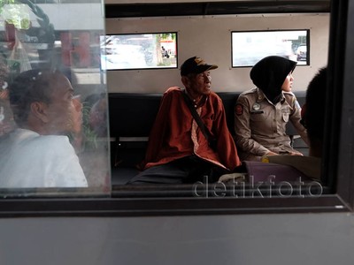 Razia di JPO Surabaya Agar Warga Nyaman