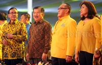 Wakil Presiden Jusuf Kalla turut menghadiri puncak perayaan hari ulang tahun Partai Golkar ke-51 di kantor DPP, Slipi. JK yang merupakan eks Ketua Umum Golkar tiba di kantor DPP, Slipi sekitar 19.25 WIB.