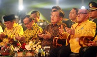 Ical, JK, Akbar Tanjung dan Ade Komarudin tampak berdoa.