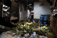 Plafon rumah hancur.