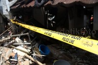 Garis polisi dipasang di sekitar lokasi.