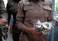 Tak sedikit sampah yang dibuang warga di JPO yang dipunguti Satpol.