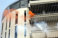 Asap mengepul dari dalam gedung.