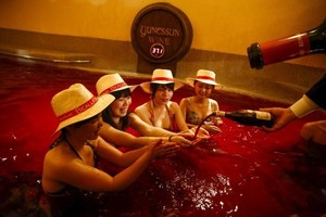Wah, Resort Ini Tawarkan Berendam Air Panas dengan Red Wine!