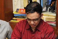 Sandy ditangkap atas tiga laporan ke Polda Metro Jaya pada 2012 silam. Salah satu korban yang menjadi pelapor adalah Annisa Bahar yang mengaku ditipu oleh Sandy. Pool/Noel/detikFoto.