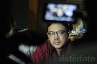 Sandy yang mengenakan kemeja berwarna merah, ditangkap di kamar Lena Residen, Palmerah, Jakarta Barat pada pukul 07.00 WIB tadi pagi. Pool/Noel/detikFoto.