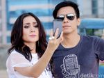 Pose Cool Ariel di Scooter, Marshanda Eksis Berambut Pirang
