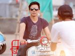 Pose Cool Ariel di Scooter, Marshanda Eksis Berambut Pirang
