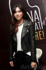 Tampil Nge-rock, Isyana Tetap Cantik