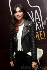     Mengenakan baju dalam putih yang dipadukan jaket kulit berwarna hitam, penyanyi 22 tahun itu tampil layaknya 'lady rocker'. Pool/Gus Mun/detikFoto.