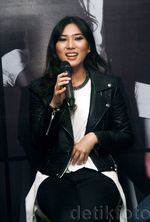 Tampil Nge-rock, Isyana Tetap Cantik