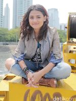 Pose Cool Ariel di Scooter, Marshanda Eksis Berambut Pirang