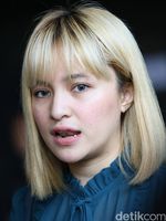 Pose Cool Ariel di Scooter, Marshanda Eksis Berambut Pirang
