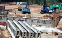 Tiang pancang dan badan jalan untuk jembatan telah disiapkan.