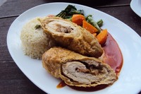Shrimp Mushroom and Chicken Roulade. Potongan daging ayam yang tebal diisi dengan potongan udang dan juga jamur.