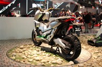 Dari desainnya motor terlihat lebih jangkung dari skuter pada umumnya.