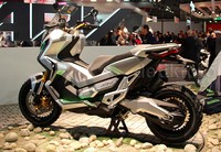 Motor ini menggunakan suspensi panjang yang disepuh dengan warna emas. Suspensinya merupakan buatan Showa.