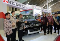 (Kiri ke kanan) Managing Director PT Bosowa Berlian Motor Syamsul Arifin, Head of Product Strategy Unit PT KTB Ryoichi Inaba, Head of MMC Sales Group Imam Choeru, Head of MMC Public Relations Department Intan Vidiasari, CEO PT Bosowa Berlian Motor Subhan Aksa, Head Region of South Sulawesi PT Bosowa Berlian Motor Syamsul Bahri memperkenalkan Delica Royal di GIIAS 2015 yang digelar di Celebes Convention Center, Makassar, Rabu (25/11/2015). Pool/Mitsubishi/detikFoto.