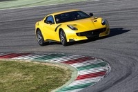     Mobil ini mampu berakselerasi dari 0-100 km/jam hanya dalam waktu 2,9 detik dan mampu melesat hingga 340 km/jam. Pool/Ferrari/detikFoto.