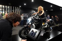 Ducati XDiavel menyedot perhatian pengunjung pameran EICMA. Pool/Ducati/detikFoto.
