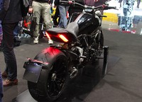 XDiavel memiliki warna hitam hampir di seluruh bodinya. Bedanya, motor dibuat menjadi lebih enak untuk dikendarai berkat posisi setang yang lebih tinggi sehingga pengendara bisa lebih santai mengggunakannya. Pool/Dadan Kuswaraharja/detikFoto.
