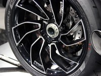 Roda yang berwarna hitam glossy pun sangat asyik untuk dilihat dengan bentuk spoke yang jarang dilihat pada motor. Pool/Dadan Kuswaraharja/detikFoto.