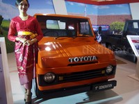Toyota Kijang pertama kali diperkenalkan pada tanggal 9 Juni 1977 yang hadir dalam bentuk pikap. Mobil yang dijuluki Toyota Kijang Buaya ini dijual dengan harga Rp 1.300.000. Poo/Niken Purnamasari/detikFoto.