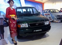 Toyota Kijang generasi IV menggunakan mesin 7K-C berkapasitas 1.8 liter, 4 silinder segaris, OHV seperti yang ada di balik kap Toyota Kijang Super G.Toyota Kijang Kapsul ditawarkan dengan dua varian yaitu Toyota Kijang Krista dan Toyota Kijang Rangga.