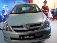 Pada September 2004, Toyota Astra Motor melahirkan Toyota Kijang Innova yang menjadi penerus Toyota Kijang Kapsul. Kijang Generasi Kelima ini dibekali sejumlah teknologi terbaru seperti mesin berteknologi VVT-i, diesel common rail, hingga multi information display dan airbag.