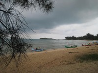 Salah satu pantai yang banyak didatangi wisatawan kala melancong ke Belitung Timur adalah Pantai Burung Mandi. Pantai ini tepatnya berada di kaki bukit Burung Mandi, Kecamatan Damar, Kabupaten Belitung Timur (Baban/detikTravel)