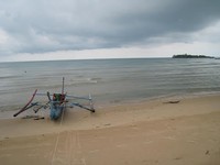 Tidak seperti kebanyakan pantai di Belitung, Pantai Burung Mandi tak memiliki batu granit di tepian pantainya. Justru inilah yang membuat pengunjung betah untuk lama-lama main di sini (Baban/detikTravel)
