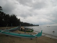 Selain pantainya yang cantik, ada pemandangan lain yang tak kalah menarik yaitu kater. Kater adalah perahu nelayan. Biasanay dicat warna-warni. Menarik! (Baban/detikTravel)