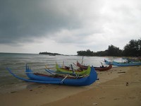 Badan kapal yang ramping harus diseimbangkan dengan tangan di kiri dan kanan badan. Tangan itu terbuat dari paralon yang panjangnya disesuaikan dengan perahu (Baban/detikTravel)
