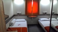 Interior kamar kelas 1A dengan 2 tempat tidur, bantal guling, TV dan kamar mandi dalam. Ini adalah kamar terbaik di KM Kelud (Fitraya/detikTravel)
