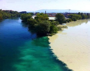 Ajaib! Dua Air Sungai Tidak Menyatu di Swiss