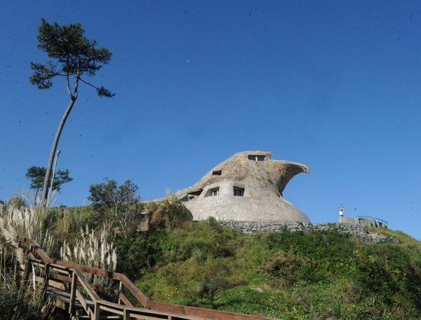 Indonesia Punya Gereja Ayam, Uruguay Punya Rumah Elang