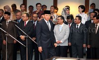 Terlihat Ahok memasang muka masam saat memasuki ruang pelantikan hingga selesai.