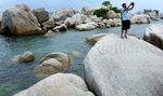 Pesona Batu Pantai di Pulau Laskar Pelangi