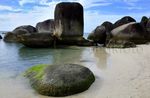Pesona Batu Pantai di Pulau Laskar Pelangi