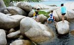 Pesona Batu Pantai di Pulau Laskar Pelangi