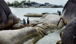 Pesona Batu Pantai di Pulau Laskar Pelangi