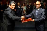Dewan Kehormatan Pusat (DKP) Peradi bertugas menegakan etika para advokat dalam menjalan tugasnya.