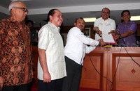 Ferdinand Hutahaean menyerahkan pernyataan sikap yang berisi dukungan kepada Wakil Ketua MKD Junimart Girsang dan anggota MKD dari PAN, Bakrie. Pool/Lamhot Aritonang/detikFoto.